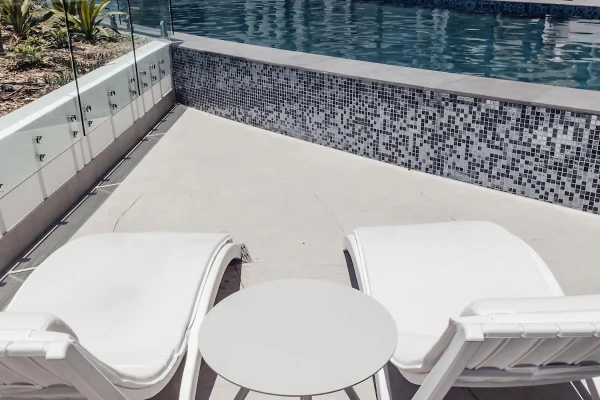 Azzure Bliss At Bokarina Beach Kawana Waters 0*,  Australie